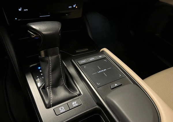 Lexus ES cena 135000 przebieg: 47000, rok produkcji 2019 z Wrocław małe 667